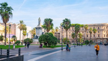 Roma, İtalya - 29.10.2019: Meydanda Camillo Cavour Anıtı