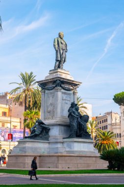 Roma, İtalya - 29.10.2019: Meydanda Camillo Cavour Anıtı