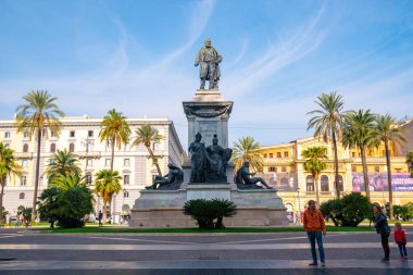 Roma, İtalya - 29.10.2019: Meydanda Camillo Cavour Anıtı
