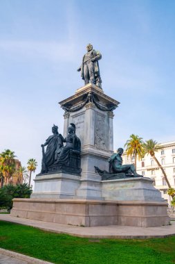 Roma, İtalya - 29.10.2019: Meydanda Camillo Cavour Anıtı