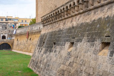 Swabian kalesi ya da Castello Svevo, Apulia 'nın ortaçağ simgesi..
