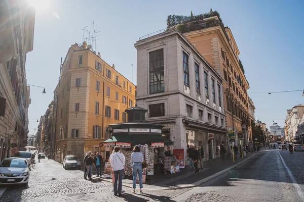 Roma, Italia - 27.10.2019: Calles de Roma, tráfico, personas activ — Foto de Stock