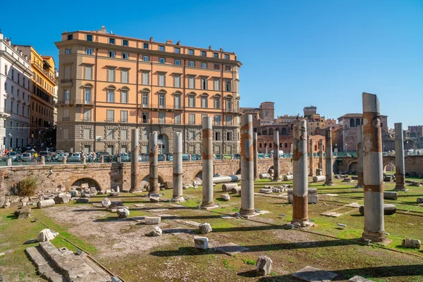 Roma, Italia - 27.10.2019: Antiguo Foro histórico de Traian con c — Foto de Stock