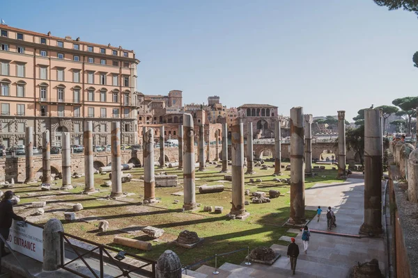 Roma, Italia - 27.10.2019: Antiguo Foro histórico de Traian con c — Foto de Stock