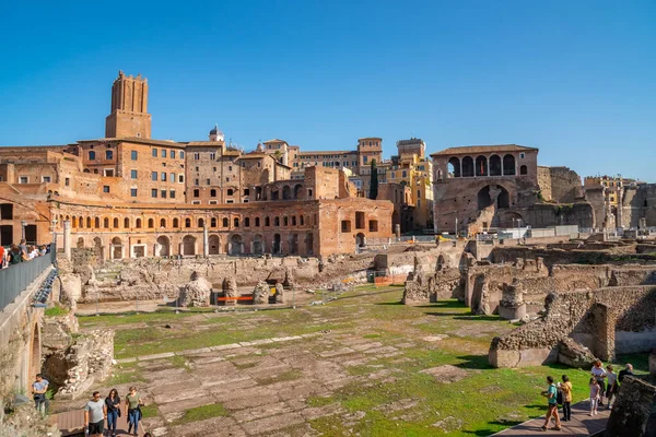 Roma, Italia - 27.10.2019: Antiguo Mercado de Trajano, ruinas en Via — Foto de Stock