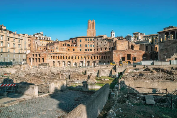 Mercado de Trajano Antiguo, ruinas en Via dei Fori Imperiali, Roma , — Foto de Stock