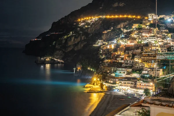 Casas coloridas de Positano ao longo da costa de Amalfi à noite, Itália . — Fotografia de Stock