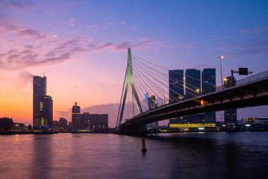 Sabah Erasmusbrug köprüsü ile Rotterdam Skyline, Nether