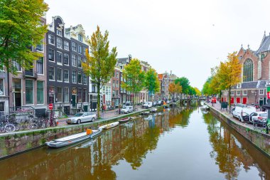 Amsterdam, Hollanda - 14.10.2019: Renkli evler ve tekneler