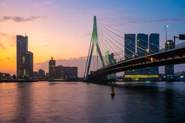 Rotterdam Skyline med Erasmusbrug bron på morgonen, Nether — Stockfoto
