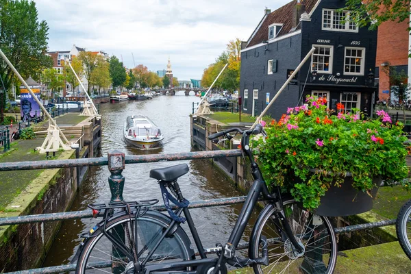 Амстердам, Нидерланды - 15.10.2019: Велосипеды на мосту через мост — стоковое фото