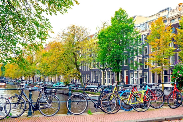 Amsterdam, Paesi Bassi - 14.10.2019: Biciclette su un ponte — Foto Stock