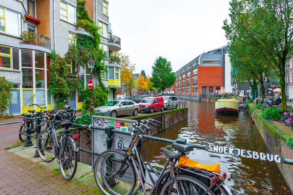 Amsterdam, Nederland - 14.10.2019: Fietsen over een brug — Stockfoto