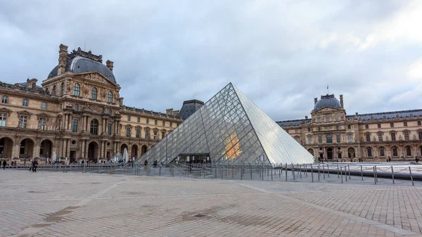 Pohled Pyramida na nádvoří pařížského Louvre muzea. Muzeum Louvre — Stock fotografie