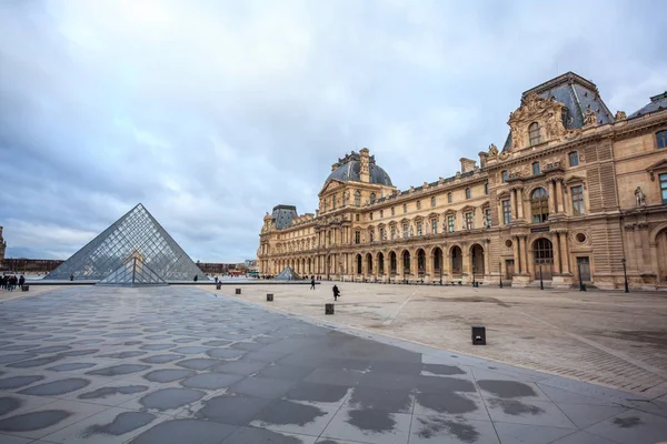 Uitzicht Piramide op de binnenplaats van Parijs Louvre Museum. Louvre Museum — Stockfoto