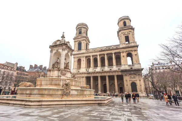 Paris, Fransa - 20.01.2019: Eski Saint-Sulpice Kilisesi ve fou — Stok fotoğraf