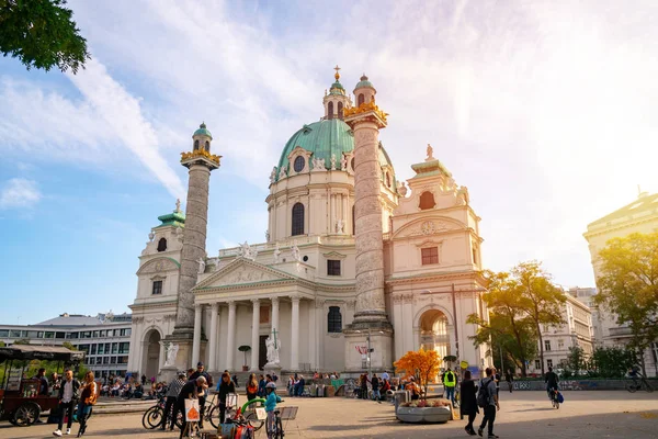 비엔나, 오스트리아 - 25.10.2019: Carlskicche or St. Charless churc — 스톡 사진