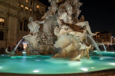 Çeşme gece Piazza Navona Roma, İtalya