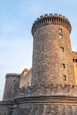 Maschio Angioino veya Castel Nuovo ortaçağ kalesi (Yeni Cas