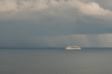 Akdeniz 'deki turistik geminin uzak bir görüntüsü. Seyahat.