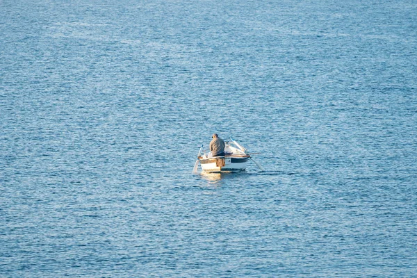 Sabahın erken saatlerinde teknede balık tutan bir balıkçı. Akdeniz — Stok fotoğraf