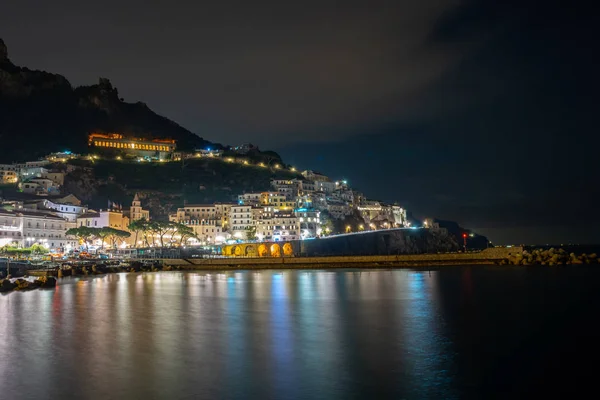 Vista notturna del paesaggio urbano di Amalfi sulla costa del Mar Mediterraneo, It — Foto Stock