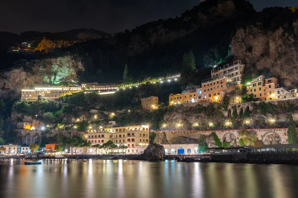 Vista noturna da paisagem urbana de Amalfi na costa do mar mediterranean, ele — Fotografia de Stock