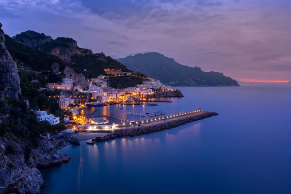 Akdeniz kıyısındaki Amalfi şehrinin gece manzarası...