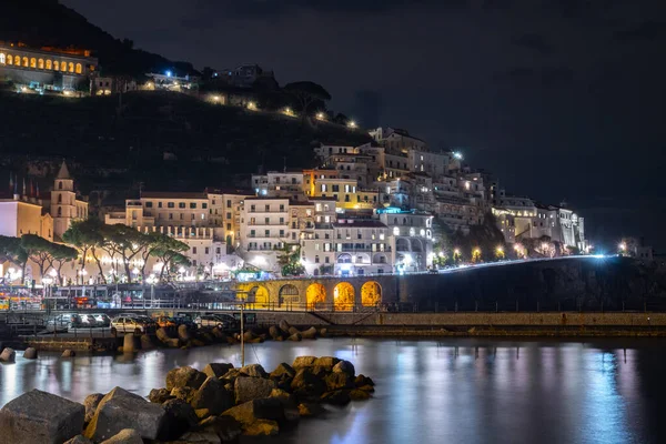 Vista notturna del paesaggio urbano di Amalfi sulla costa del Mar Mediterraneo, It — Foto Stock