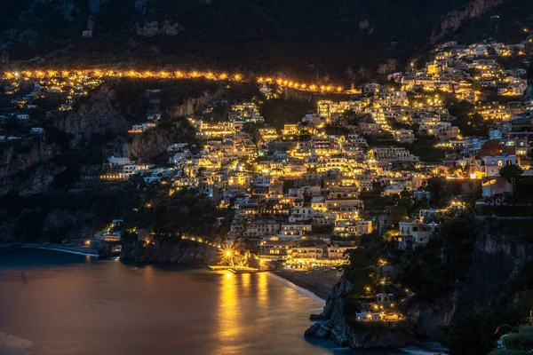 Casas coloridas de Positano a lo largo de la costa de Amalfi en la noche, Italia . —  Fotos de Stock