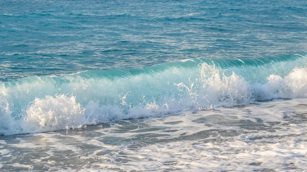 Hermosa ola de salpicaduras de mar en la playa. Paisaje marino . — Foto de Stock