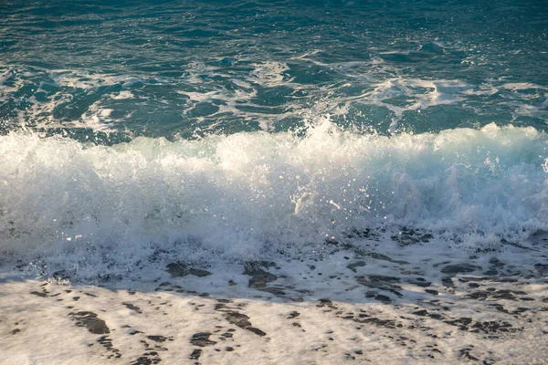 Όμορφη θάλασσα κύμα πιτσιλίσματος στην παραλία. Θαλάσσιο τοπίο. — Φωτογραφία Αρχείου