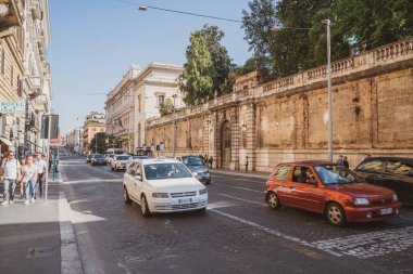 Roma, İtalya - 27.10.10.2019: Roma sokakları, trafik ve halk faaliyetleri