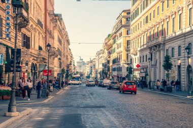 Roma, İtalya - 27.10.10.2019: Roma sokakları, trafik ve halk faaliyetleri
