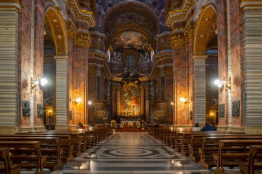 Roma, İtalya - 27.10.2019: Roma 'daki Altar Frescos Bazilikası Saint Ambrogio Carlo al Corso Bazilika Kilisesi. Seyahat.