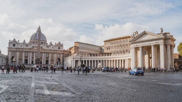 Vatikan (Roma), İtalya - 28.10.2019: St. Peter Meydanı önünde — Stok fotoğraf