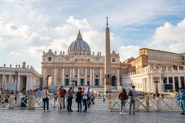 Vaticano (Roma), Itália - 28.10.2019: Praça de São Pedro em frente — Fotografia de Stock