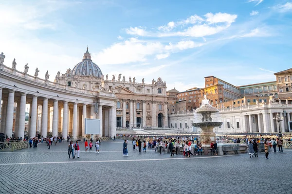Vatikán (Róma), Olaszország - 28.10.2019: Szent Péter tér az épület előtt — Stock Fotó