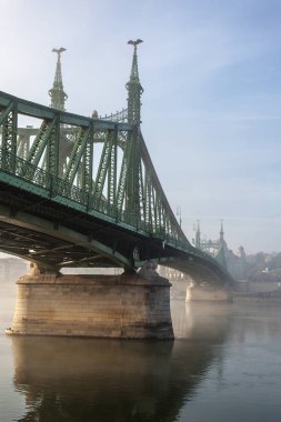 Macaristan'da Budapeşte Özgürlük Köprüsü, Buda ve bağlar 