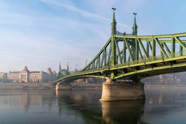 Моста свободи в Будапешті в Угорщині, він з'єднує Буда і — стокове фото