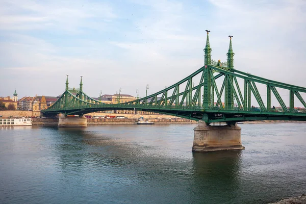 The Liberty Bridge in Budapest in Hungary, it connects Buda and — Stock Photo, Image
