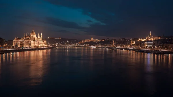 Niesamowity widok na wieczorny Parlament i rzekę Dunaj — Zdjęcie stockowe