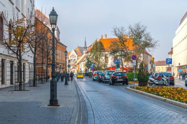 Budapeşte, Macaristan - 11.2018: Macaristan 'ın başkenti Budapeşte' deki eski şehir caddesi ve binalar