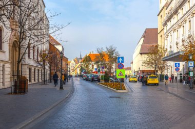 Budapeşte, Macaristan - 11.2018: Macaristan 'ın başkenti Budapeşte' deki eski şehir caddesi ve binalar