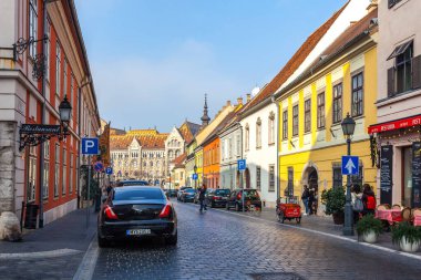 Budapeşte, Macaristan - 11.2018: Macaristan 'ın başkenti Budapeşte' deki eski şehir caddesi ve binalar