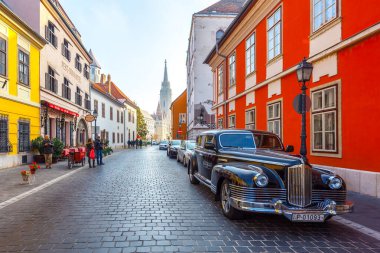 Budapeşte, Macaristan - 11.2018: Macaristan 'ın başkenti Budapeşte' deki eski şehir caddesi ve binalar
