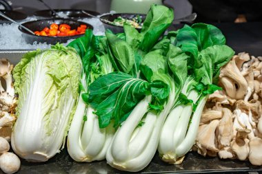 Çin lahanaları ve farklı yemekler pazarda satılıyor..