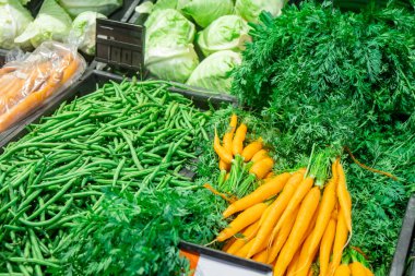 Taze sebze, havuç, yeşil fasulye, maydanoz ve havuç.