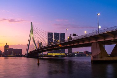 Sabah Erasmusbrug köprüsü ile Rotterdam Skyline, Nether