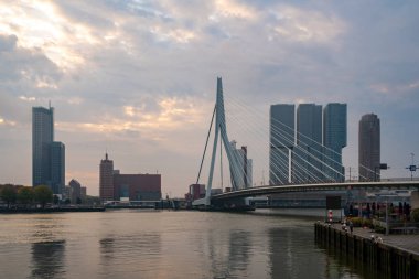 Sabah Erasmusbrug köprüsü ile Rotterdam Skyline, Nether